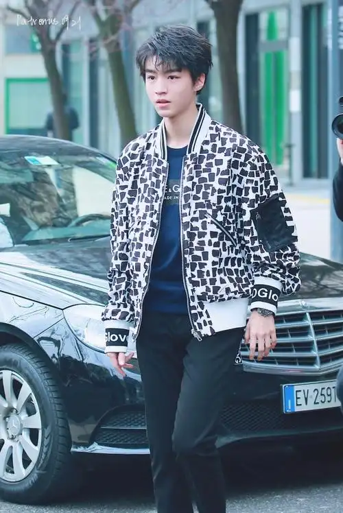 王俊凯卷毛发型穿豹纹外套现身米兰街头,青春活力帅气十足!