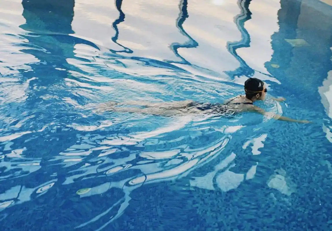 郭采洁现身游泳池拍美照,水下动作很标准,网友:好像美人鱼!