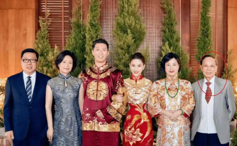 令人惊讶的是,一名神秘男子出现在窦骁的全家福照片中.