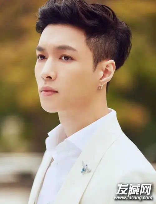 张艺兴张艺兴的二八分短发,将刘海向上吹的分头可是现在年轻人配西装