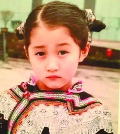 童年时代的关晓彤曾在多部影视作品中出演女儿