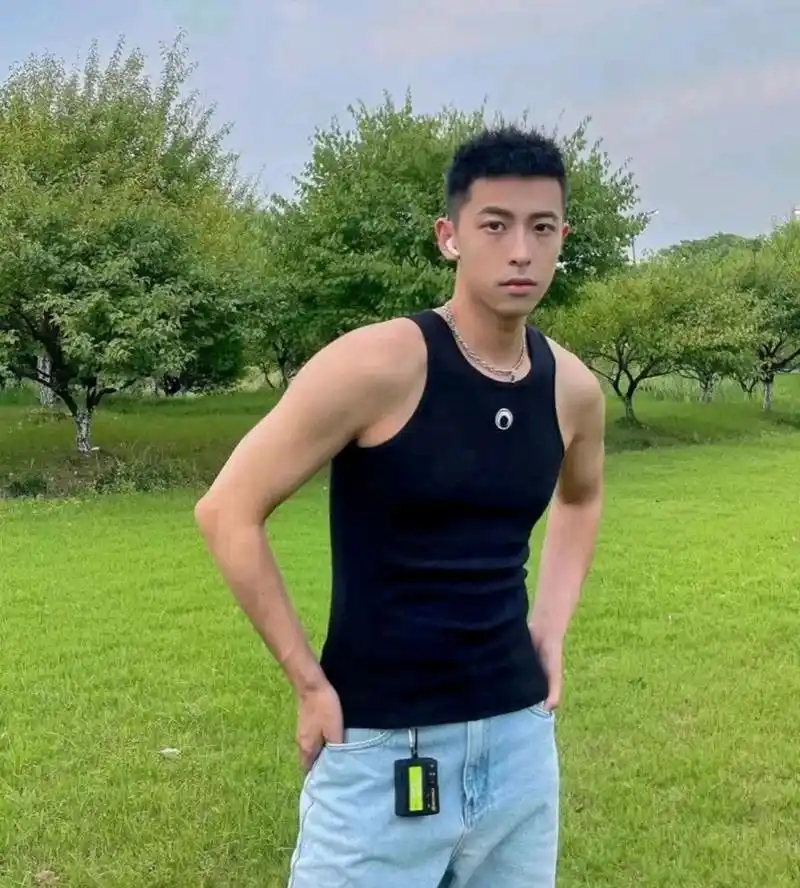 太帅了,不论是穿正装还是运动装都很有男人味的帅哥!