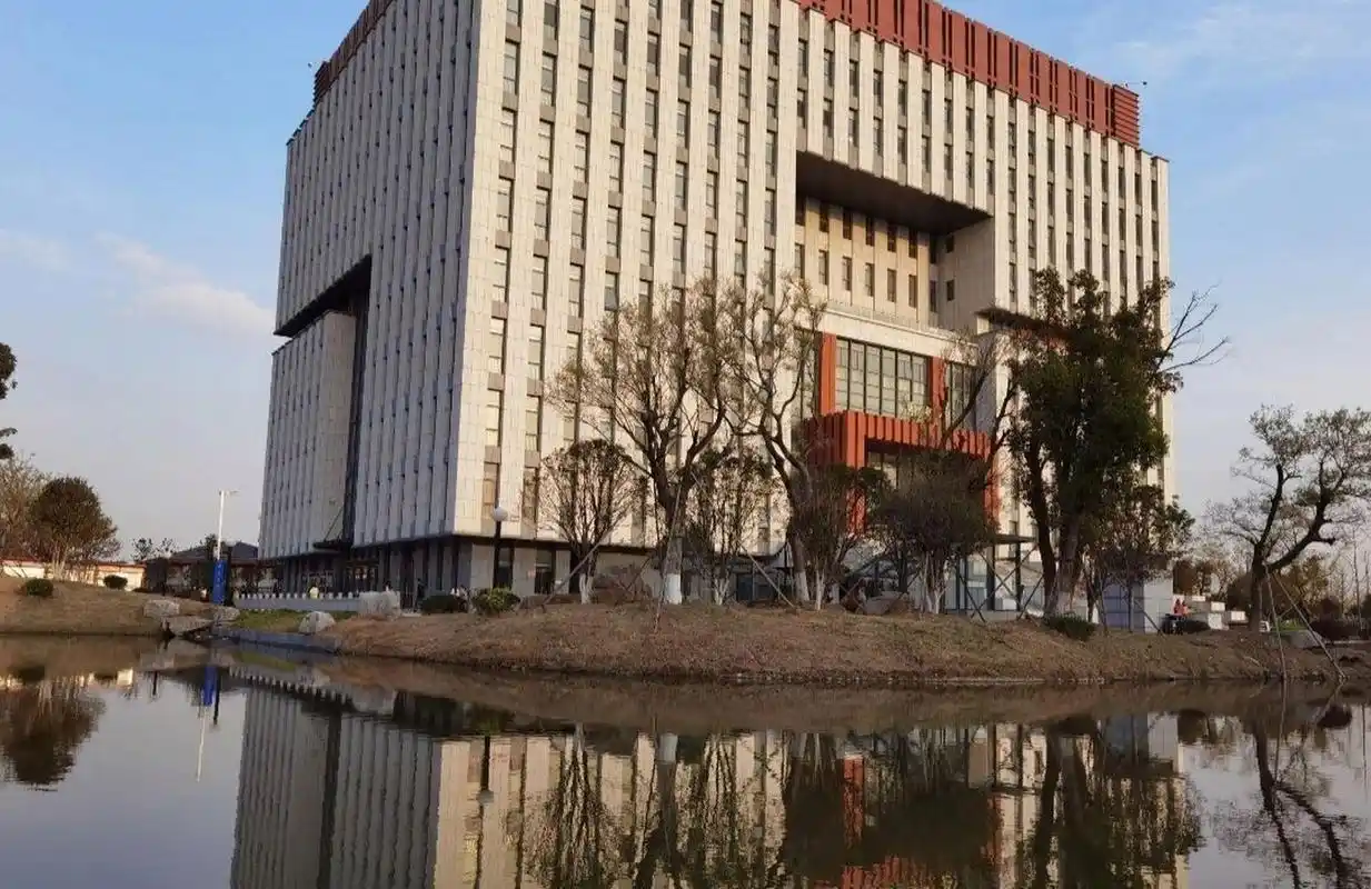 扬州大学广陵学院图书馆   学弟学妹们,这是学校的图书馆哦0606