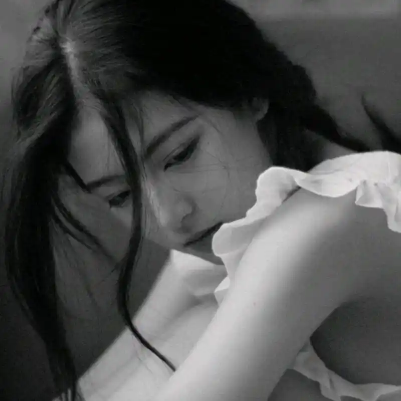 相关专题 伤感图片 相关标签 伤感高冷孤独 内容简介 黑白女头像伤感