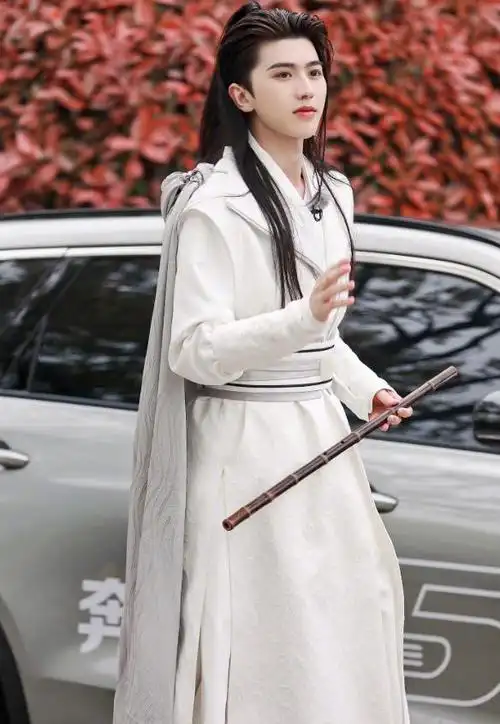 终于看到蔡徐坤穿古装!帅出新高不敢认,此颜值圈内少有