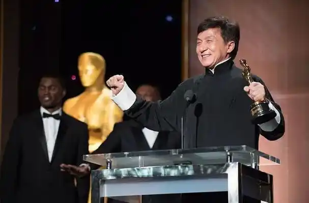 成龙70岁生日,江湖地位人情世故尽显,真是看得透彻