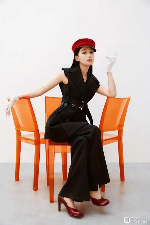 孙怡26岁的时尚辣妈穿西服白t恤搭配牛仔短裤大长腿真吸睛