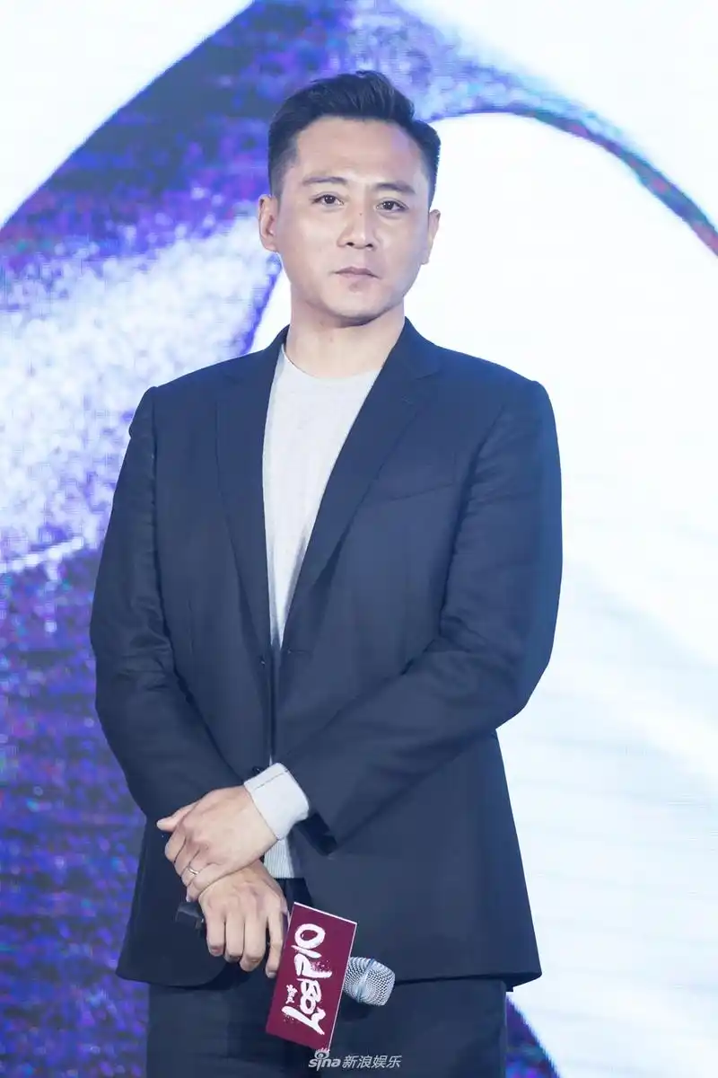 组图:刘烨穿西装帅气有型 为讨林依晨欢心学台湾腔撒娇