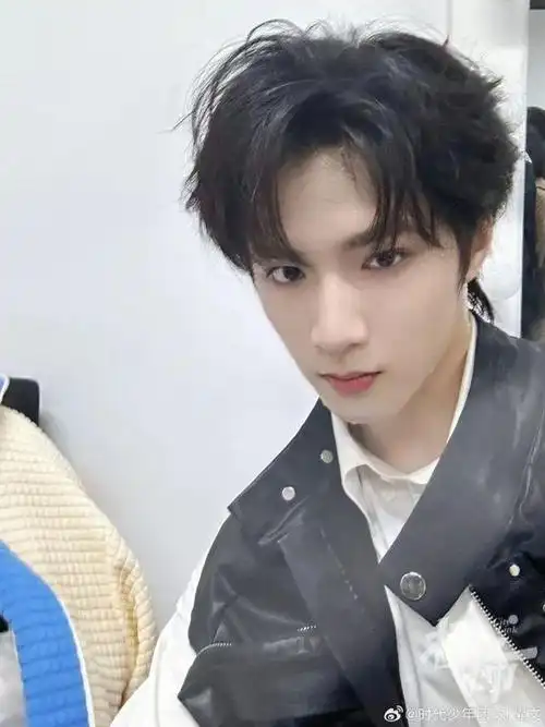 刘耀文,2005年9月23日出生于重庆市,男子演唱组合时代少年团成员.