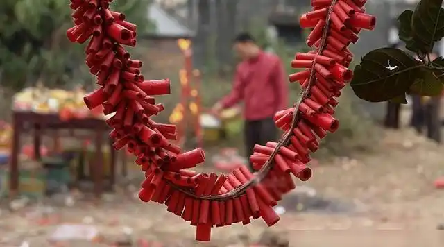 对于鞭炮的执念,要追溯到那个物质匮乏的年代.