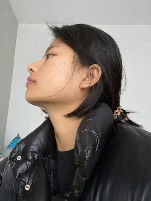 p1素颜侧脸p2高马尾高颅顶p3抓夹发马尾p4侧分披发p5戴帽子#方脸女孩