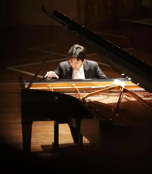 不可思议,一名才华横溢,风度翩翩,彬彬有礼,有着大好前途的国际钢琴