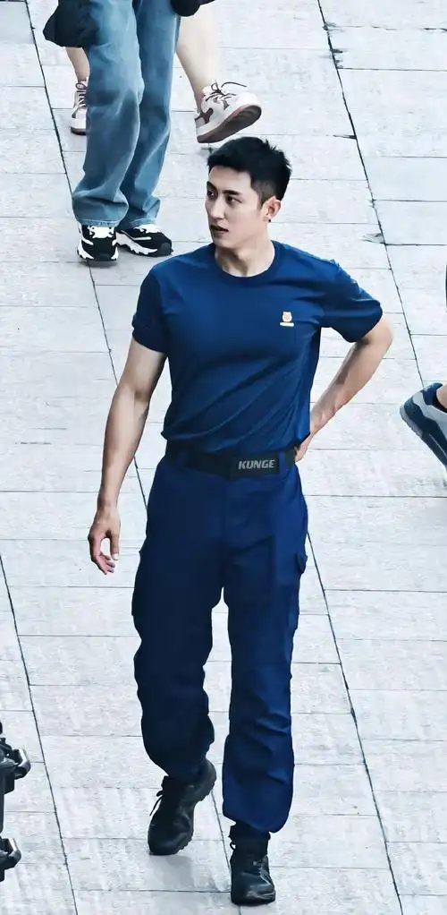 的军装照片,庄重而威严的军装下一张无比帅气干净的脸庞黄景瑜在娱乐