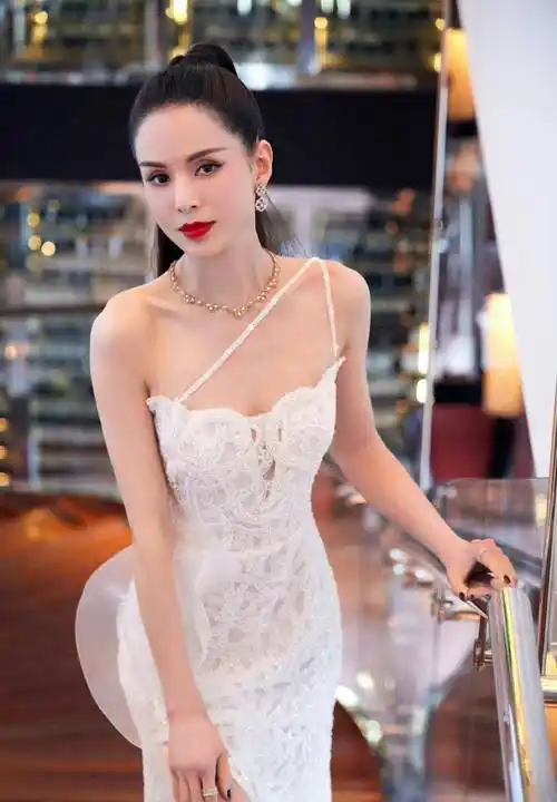李若彤是"抗衰老女神",她穿着白色连衣裙,扎着高马尾辫,手臂肌肉好