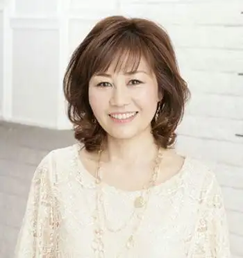 时下较流行的50岁中老年女士烫发发型时尚又端庄