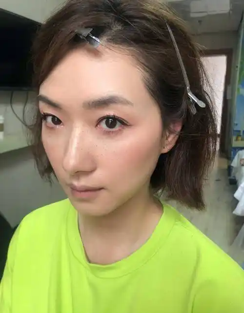 原创38岁万茜穿搭翻车满身印花西装造型像村口大妈女神也不能驾驭
