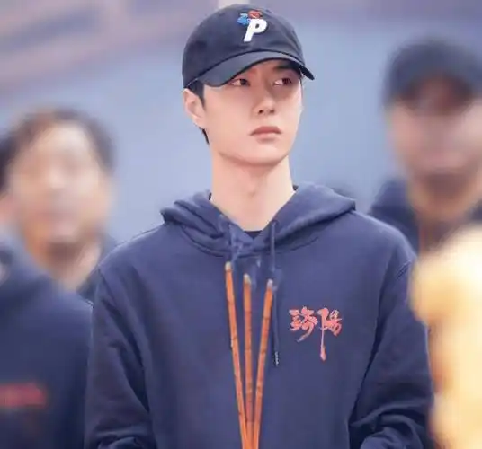 原创风起洛阳后台合影照黄轩宋茜站旁边c位王一博引争议