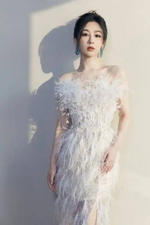 杨紫穿抹胸羽毛裙美如白天鹅 轻盈飘渺秀光滑美腿-搜狐大视野-搜狐