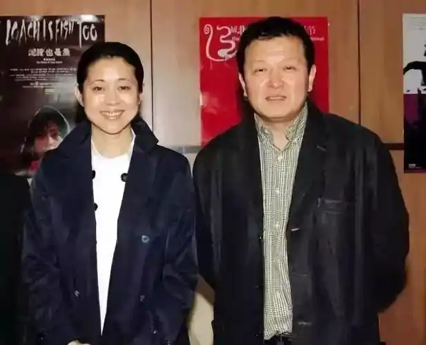 "平民导演"杨亚洲:离异后娶倪萍,偏爱继子亲生儿子嫉妒吗?