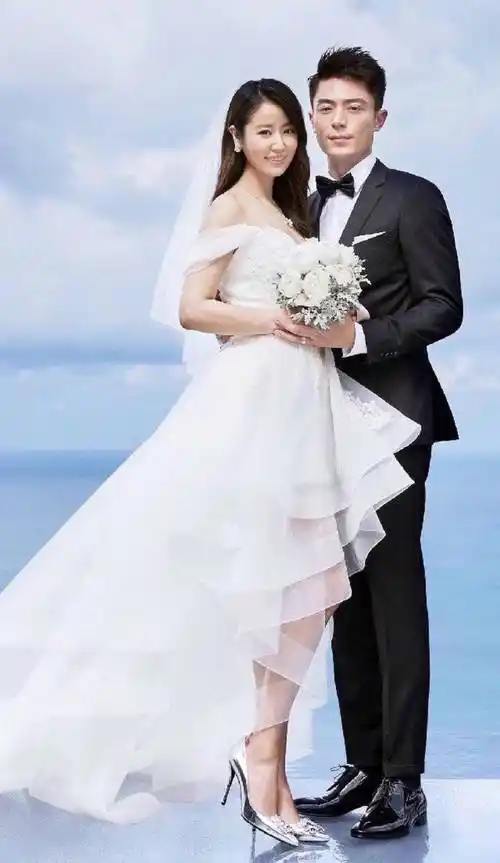 林心如参加聚会,稳坐c位双手比v心情大好,44岁化淡妆仍宛如少女