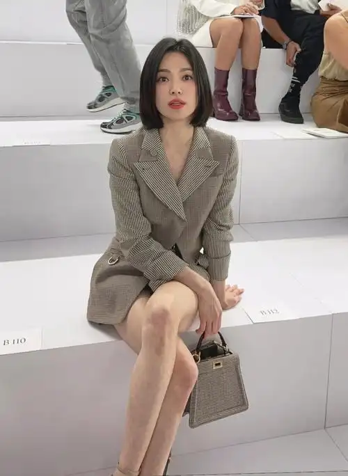 宋慧乔巴黎看秀生图,40岁的状态美出新高度～_宋慧乔_穿搭_日常穿搭