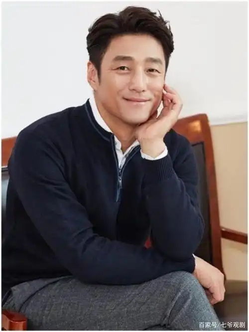 池珍熙出生于1971年,是当今韩国银幕上非常有魅力的男演员,1997年