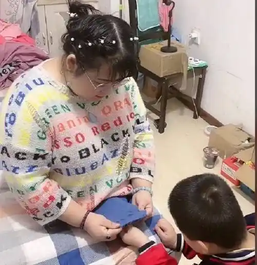 15年湖北无腿妈妈试管生下双胞胎后孩子有发育障碍近况如何