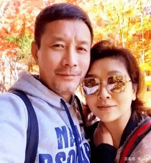 新男友名叫田小洁,比江珊小3岁,是她的中戏校友,两人在一次聚会上相识