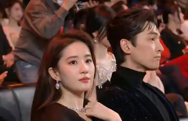 刘亦菲胡歌同框,唐嫣进不了场,杨幂杨颖吃瓜,微博之夜真朗朗上口!