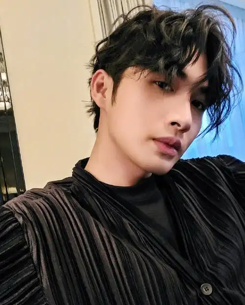 张彬彬发自拍照作为粉丝福利网友炸锅像90后了吧