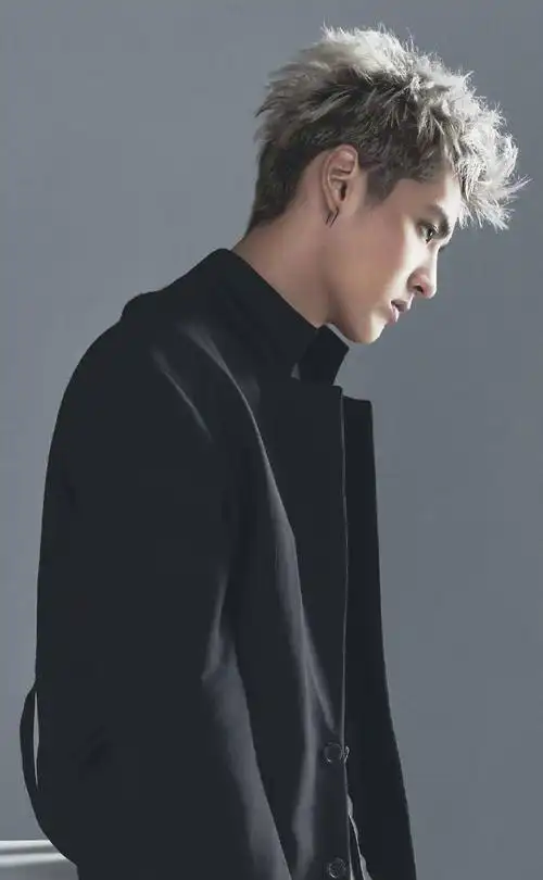 吴亦凡时尚芭莎帅气时尚封面写真图片