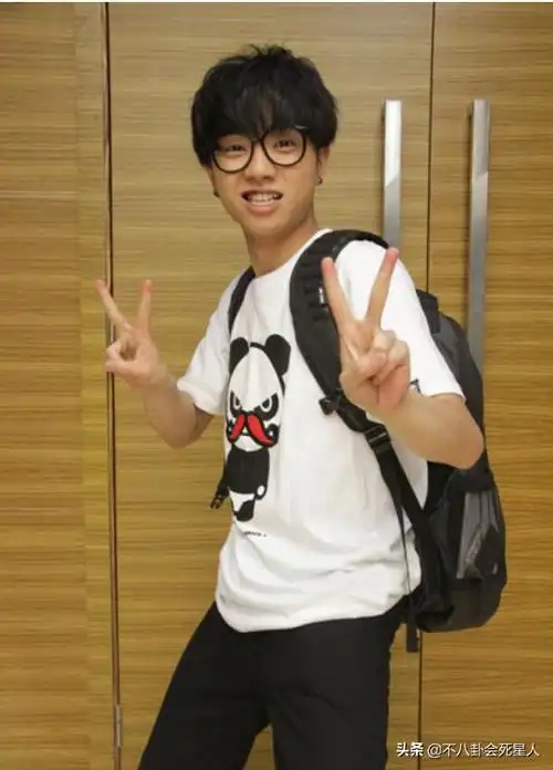 记录华晨宇成长的样子(华晨宇从眼镜宅男到花样美男)(6)