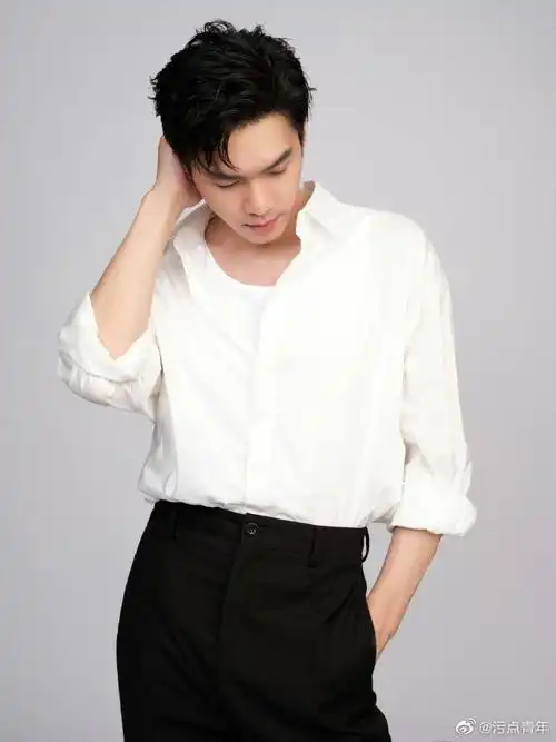 鸣龙少年##张若昀鸣龙少年白衬衫造型路透