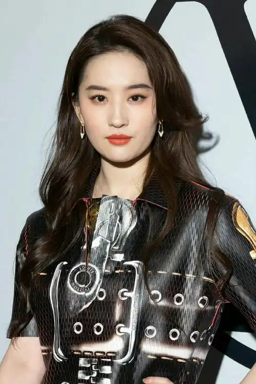 #刘亦菲巴黎看秀造型#