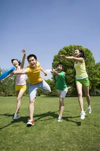 东方人,四个人,公园,笑,微笑,露齿笑,竖图,室外,白天,正面,旅游,度假