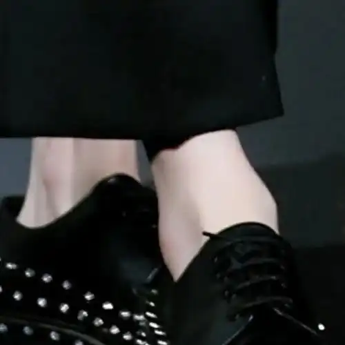 这张图蔡徐坤的脚白到让人以为是穿白袜09