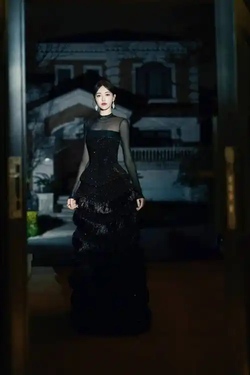 原创唐嫣分享美照白色高叉礼服宛如新娘黑色长裙英姿飒爽