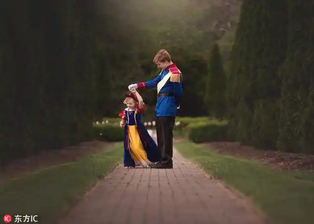 这组暖心的照片展示了兄妹之间甜腻的友爱之情.(图片来源:东方ic)