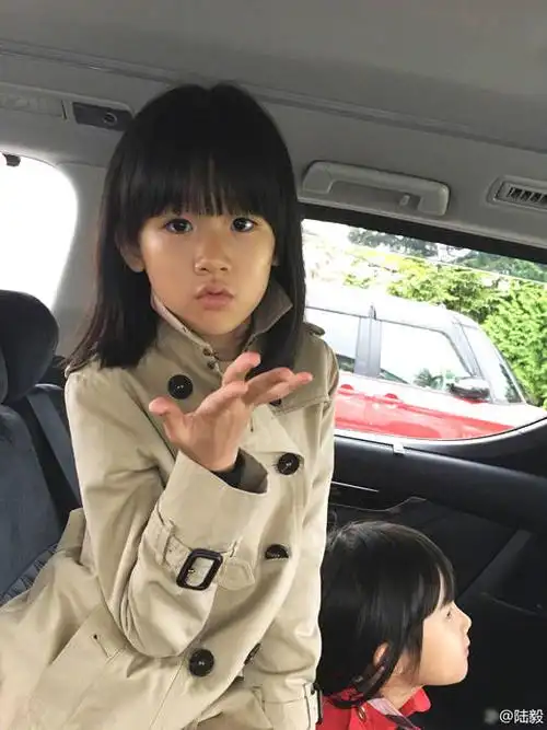 越来越美了!陆毅大女儿贝儿嘟嘴送飞吻可爱到爆