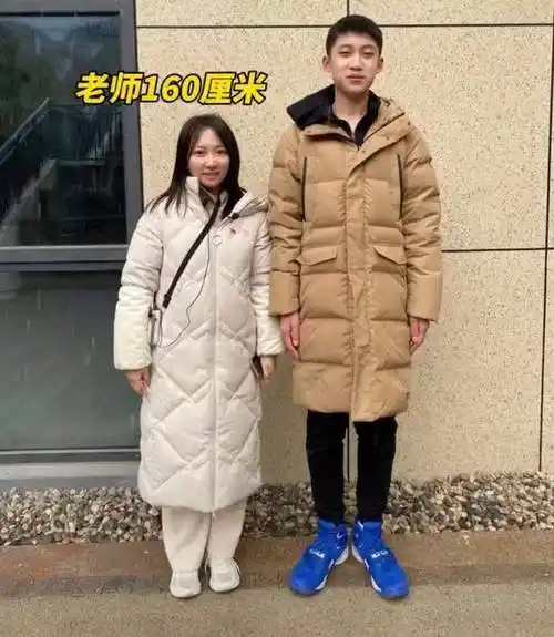 原创杭州一六年级小学生身高1米91脚穿49码鞋网友真害怕他自卑