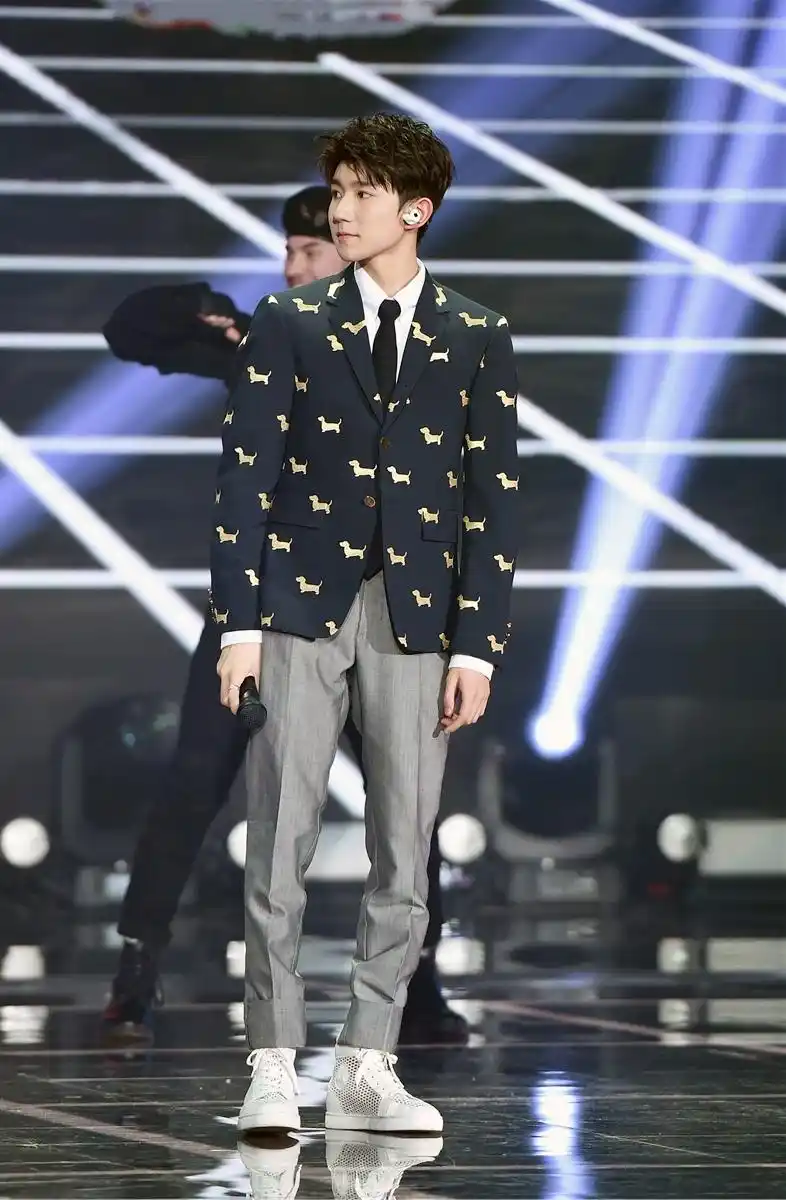 组图2017新浪微博之夜现场tfboys帅气演唱我们的时光