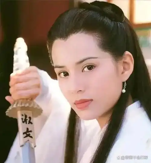 凭"小龙女"一角走红,身材傲人,风韵犹存的李若彤为何