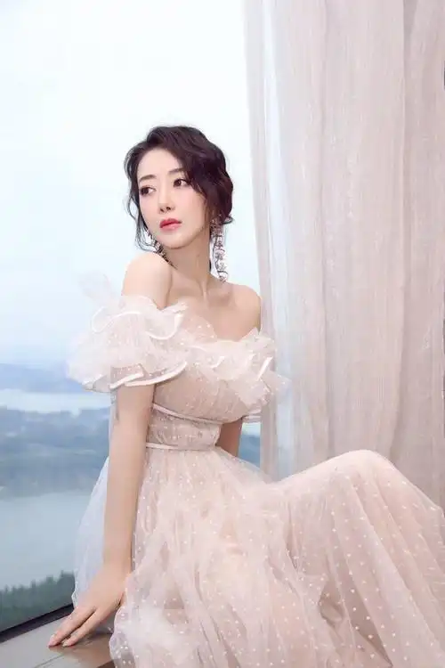 大号水蜜桃陈紫函放得开真空穿西装藏不住丰满凹凸感十足