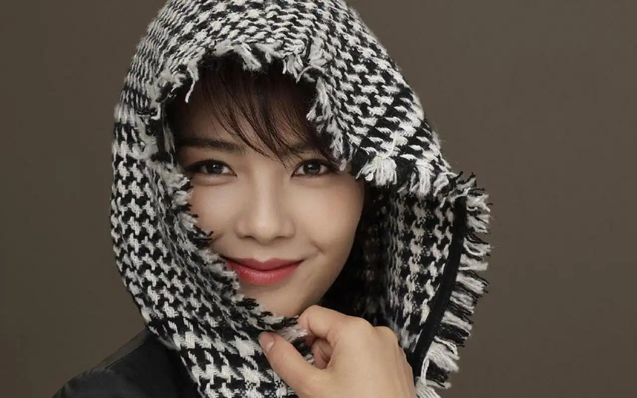 皮肤白皙,特别有女人味.   不得不承认,刘涛的气质确实是很不错.