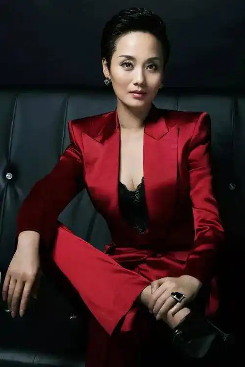 她出道26年,年轻时妖媚动人,凭演技走红,今51岁风韵犹存_李颖_观众