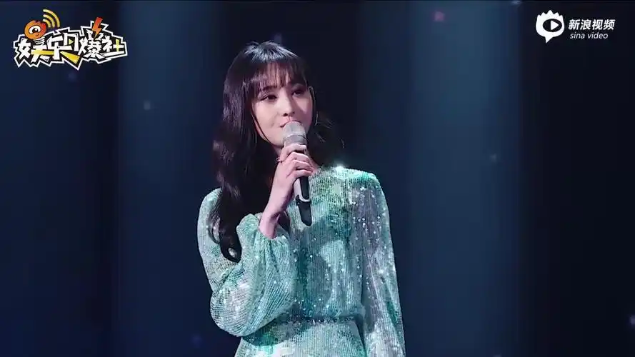 视频郑爽发520万粉丝福利着亮片裙深情唱歌宛若仙女