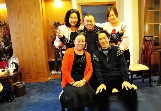 潘长江全家照曝光65岁他显苍老妻子身材丰腴女儿高颜值不随爹