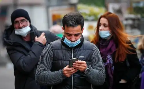 俄罗斯民众在公共场所和人群密集地点必须戴口罩