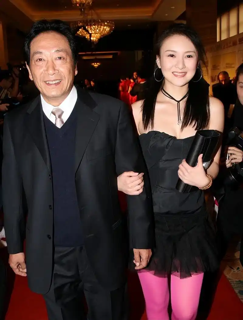 王奎荣与饶芯语:相差37岁的爱情,即便父母反对,也要白头偕老