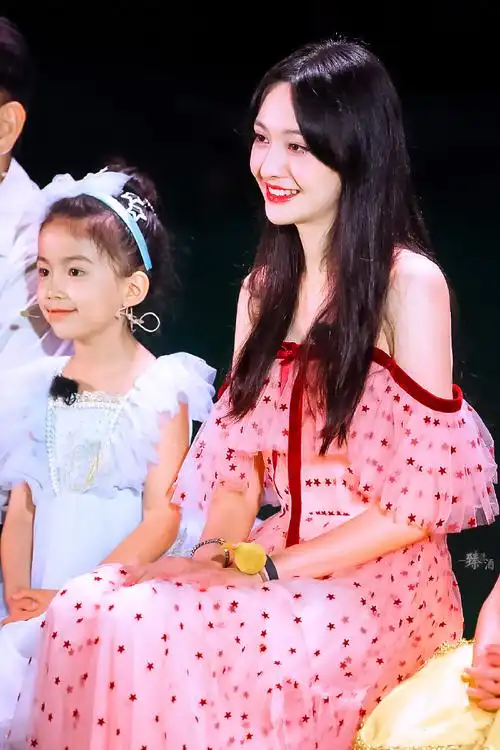 郑爽[超话]##郑爽粉色露肩星星纱裙